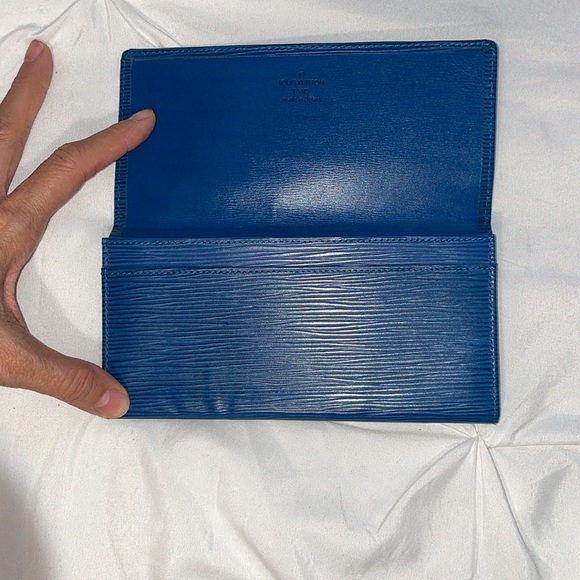 LV  Authentic checkbook wallet - Picture 2 of 7